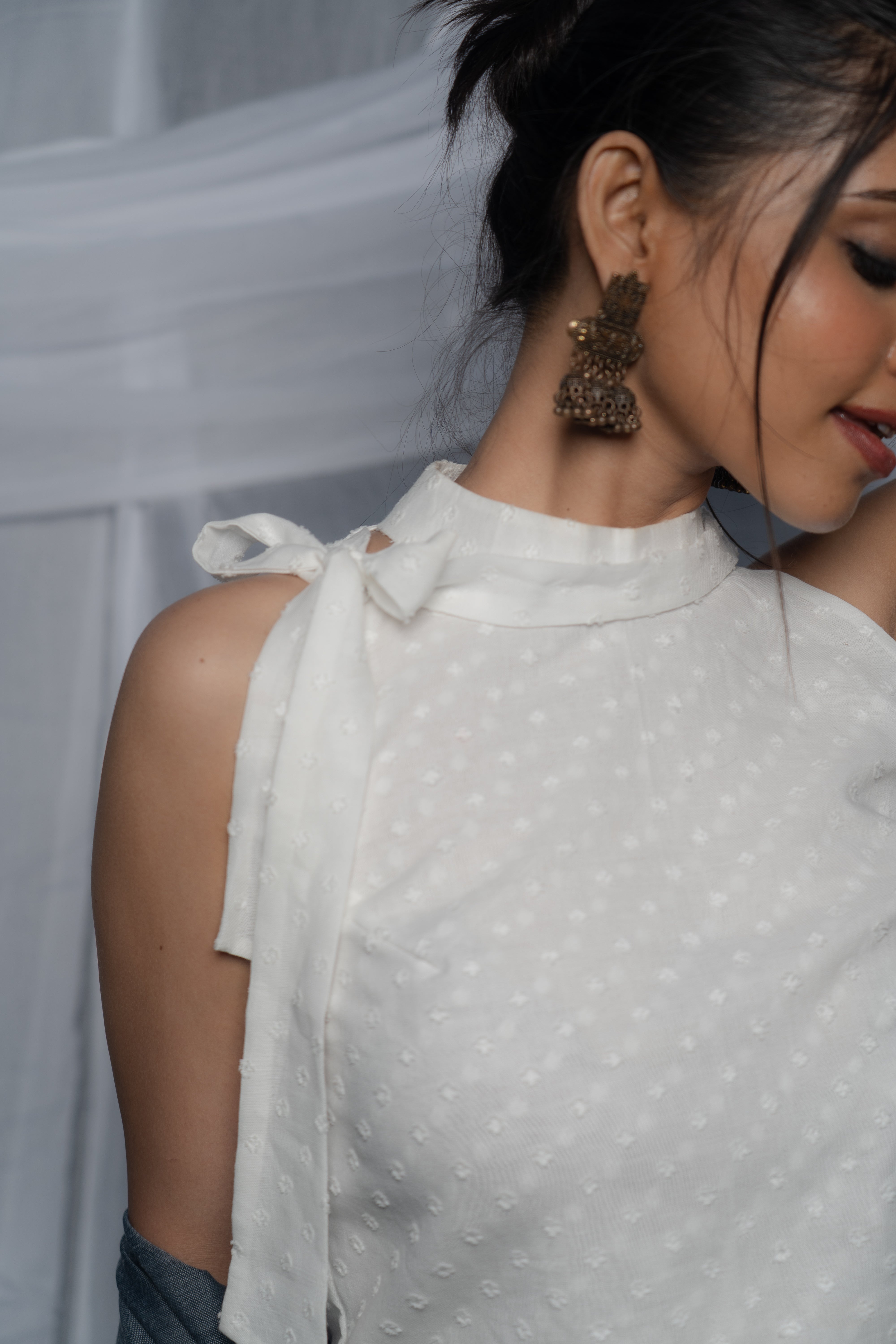 KNOTTED WHITE